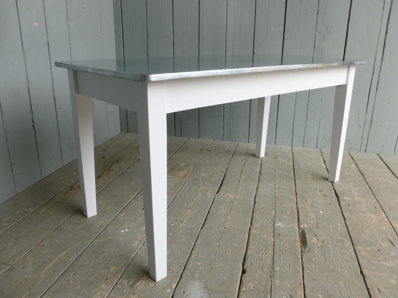 Natural Zinc
            Table with rounded corners and tapered legs